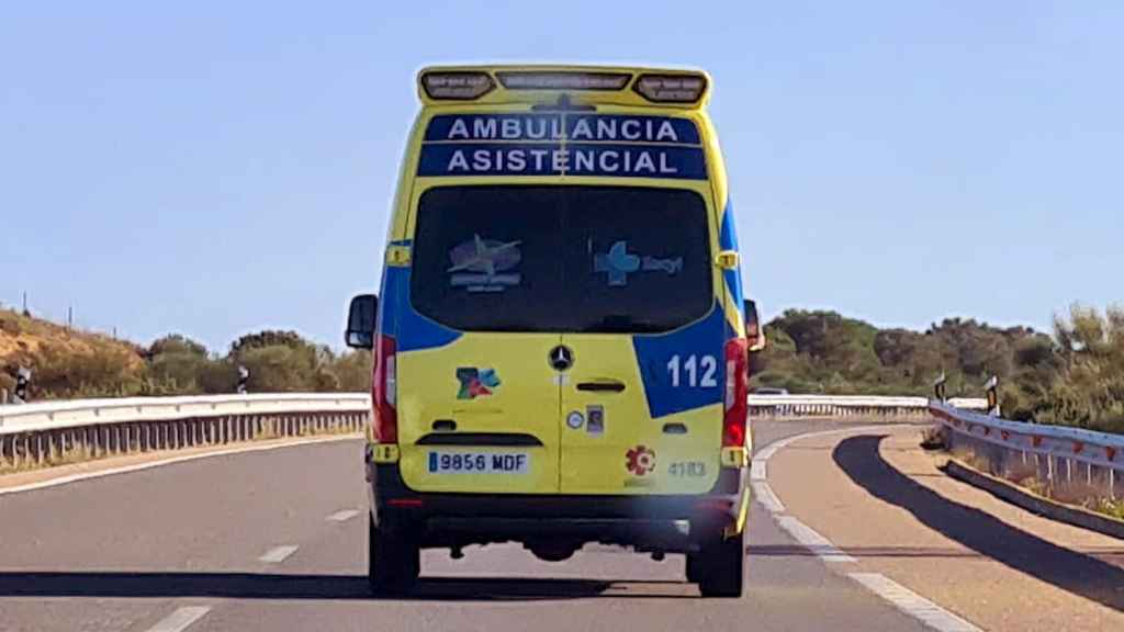 Ambulancia del Sacyl en carretera