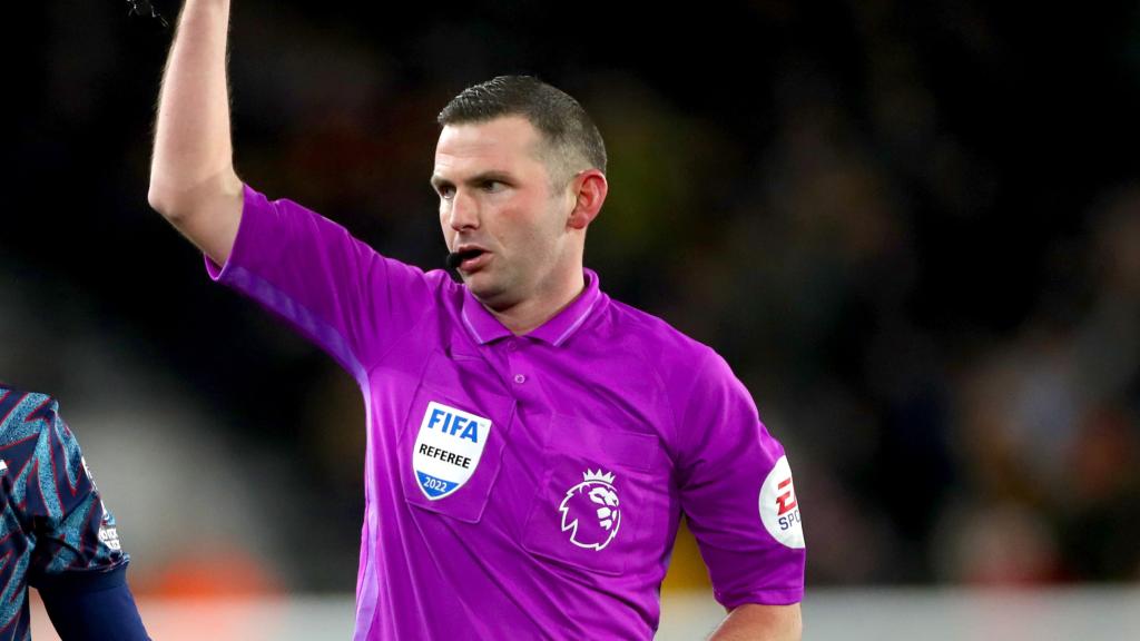 El árbitro inglés Michael Oliver, durante un partido de la Premier League 2022/2023