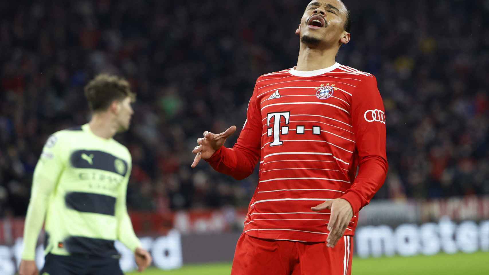 Leroy Sané, lamentándose por una ocasión fallada en el Bayern Múnich - Manchester City de la Champions League