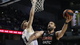 Musa trata de taponar la entrada a canasta de Marc Gasol en el partido ante el Girona.