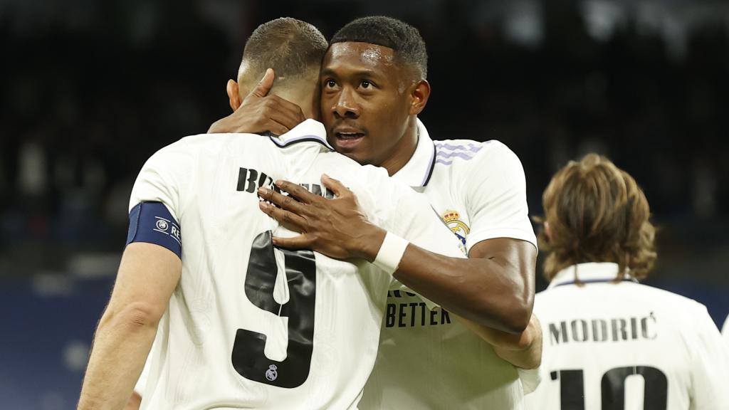 David Alaba abraza a Benzema durante un partido del Real Madrid