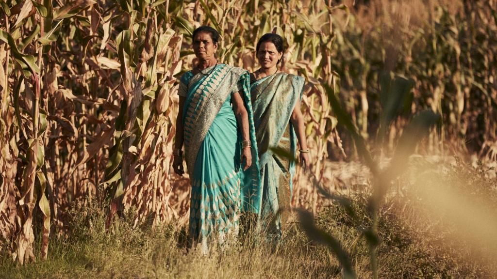 La pintora Shanta Bhuriya paseando con su madres.