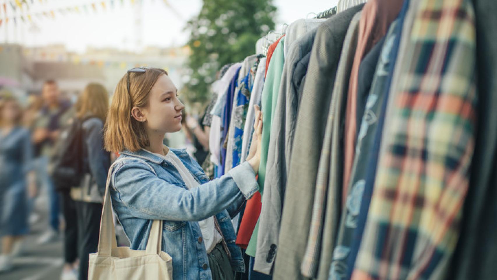 Un mercado de ropa al aire libre por la noche.