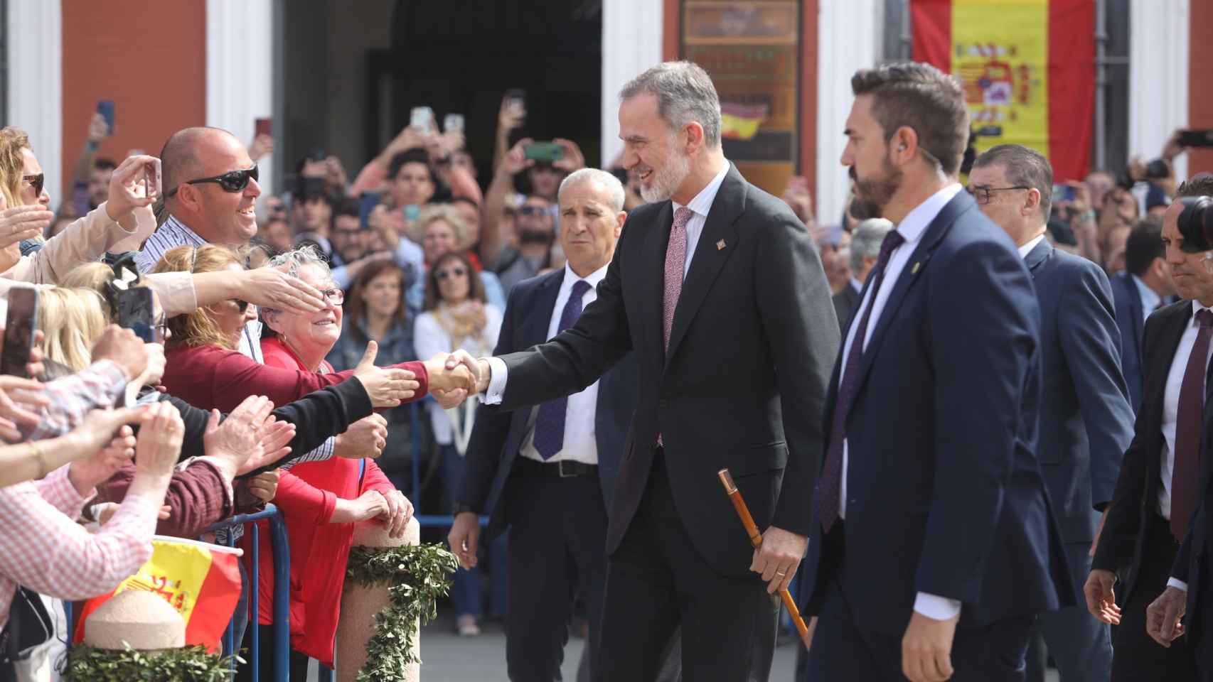 Felipe VI saludando a los ciudadanos en Ronda.