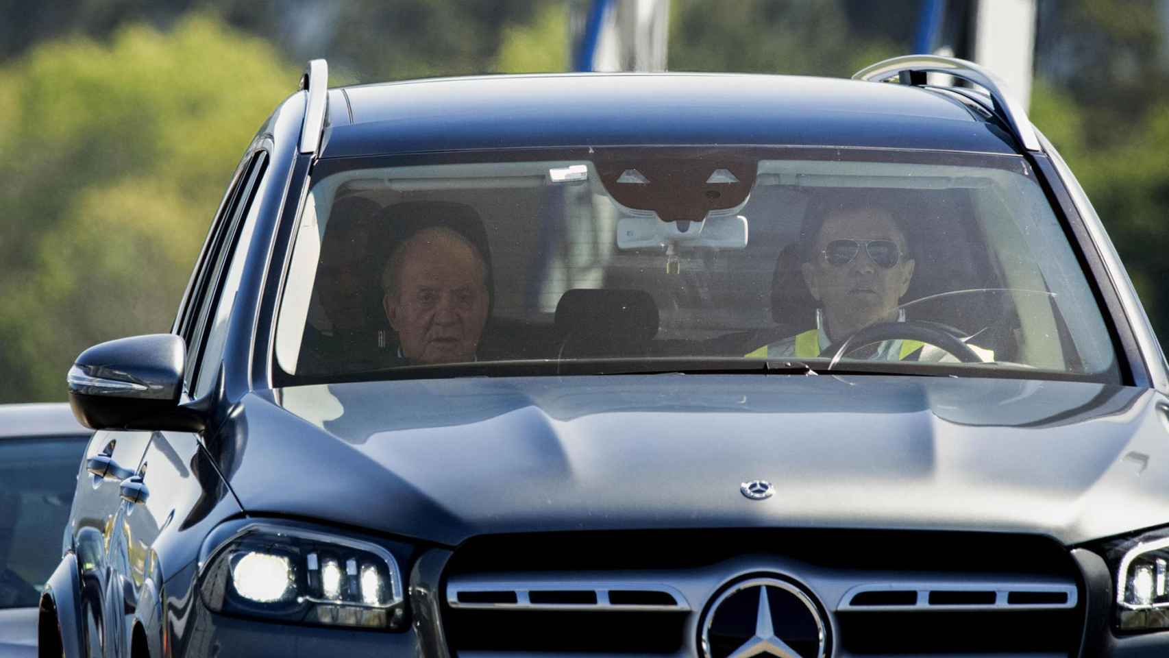 El rey Juan Carlos en el asiento del acompañante del Mercedes GLS.
