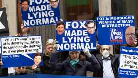 Manifestantes frente a la sede de Fox News.
