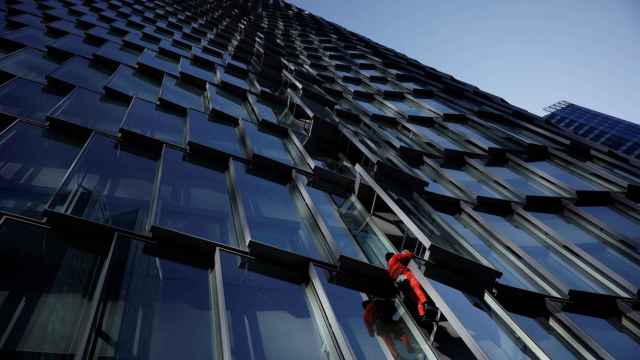 El Spiderman francés Alain Robert escala un rascacielos en París.