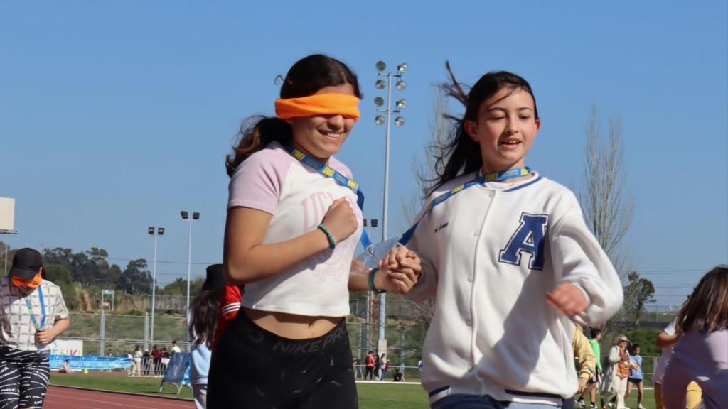 Dos niñas participan de una carrera con los ojos vendados durante la jornada