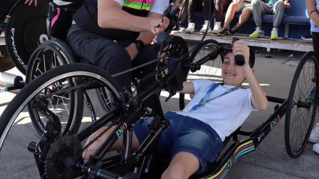 Un niño prueba una handbike adaptada