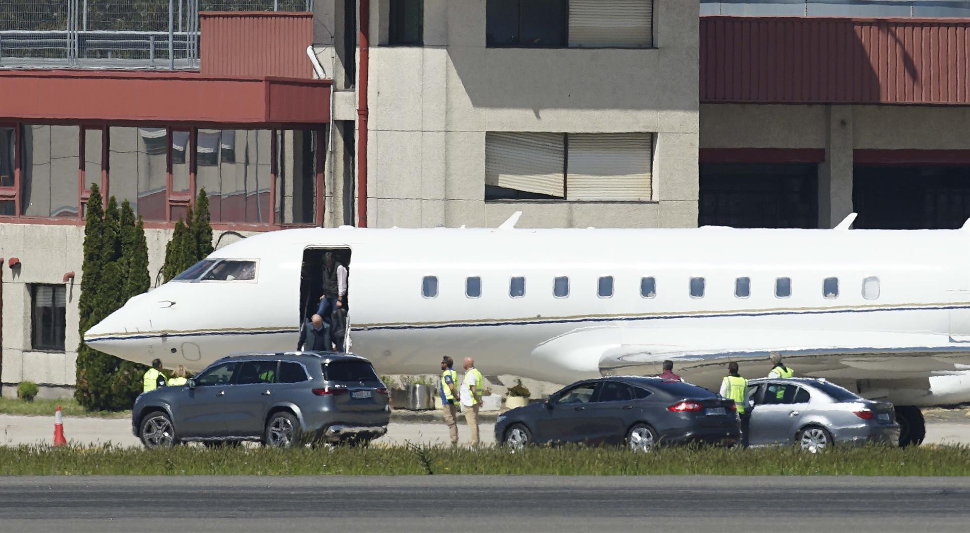El rey emérito baja del avión a su llegada al aeropuerto de Vigo. Foto: Javier Vázquez / EP