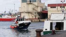 Un barco pesquero llega al Puerto de Burela en una imagen de archivo.