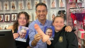 El candidato del PP en Santa Cruz de Tenerife, Carlos Tarife, posando con un pene de látex en un sexshop.