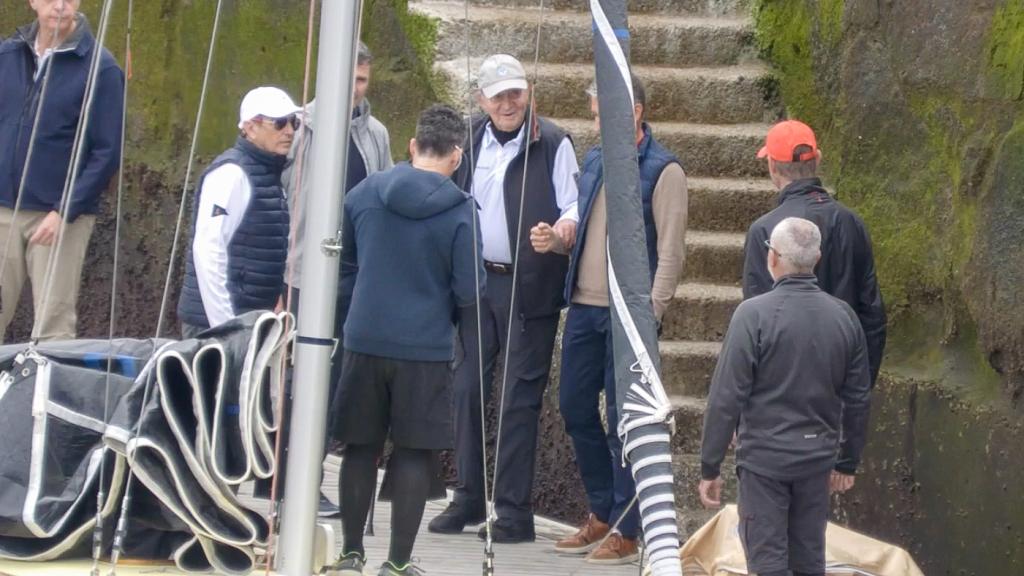 Juan Carlos I este jueves en el Club Náutico de Sanxenxo antes de embarcar.