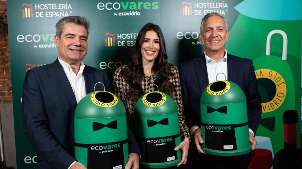 De izquierda a derecha, José Manuel Núñez-Lagos, director general de Ecovidrio; Lidia Torrent, actriz y embajadora de Ecovidrio; y Emilio Gallego, secretario general de Hostelería de España.