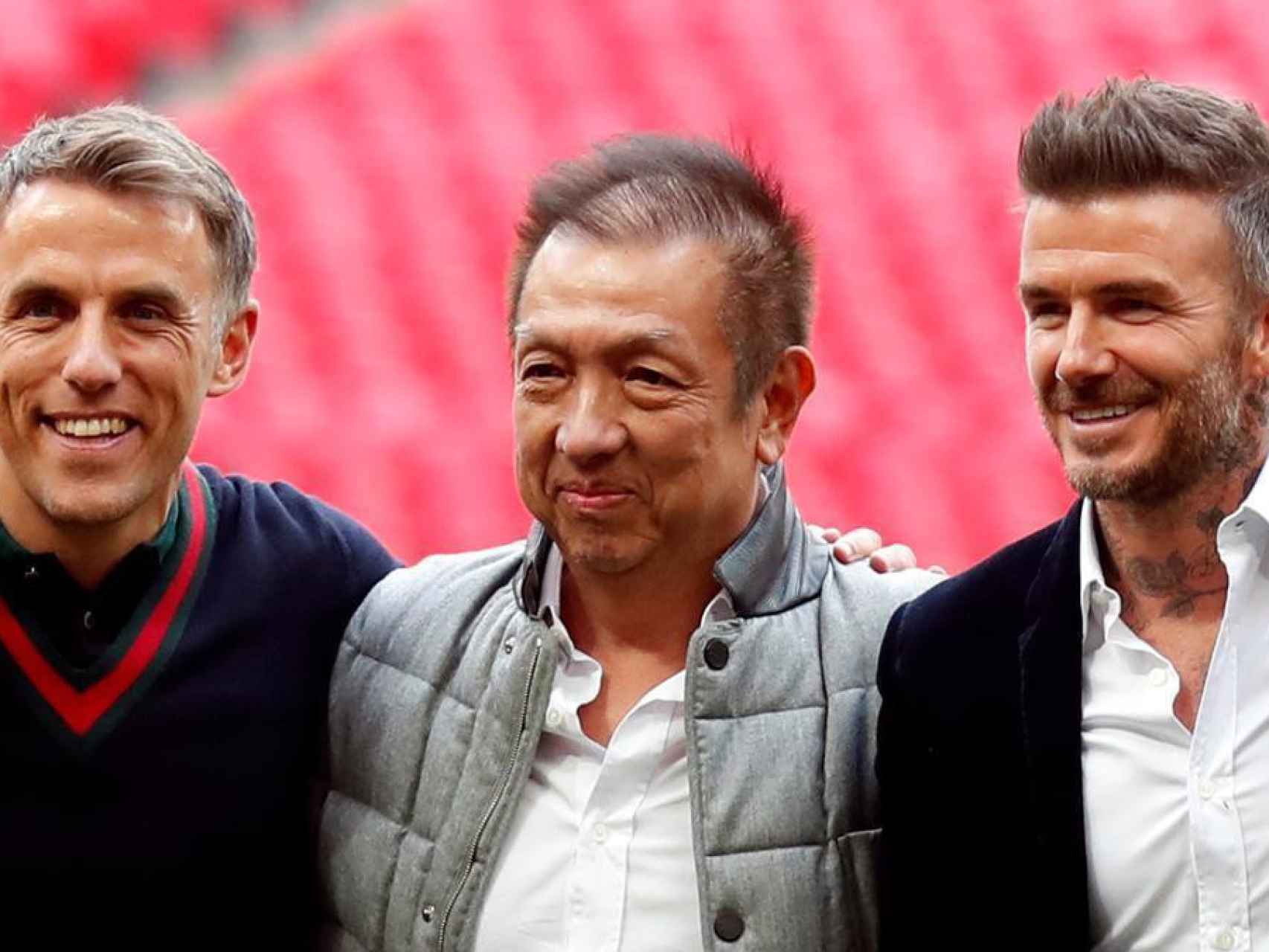 El máximo accionista del Valencia, Peter Lim, junto a dos exfutbolistas ingleses.