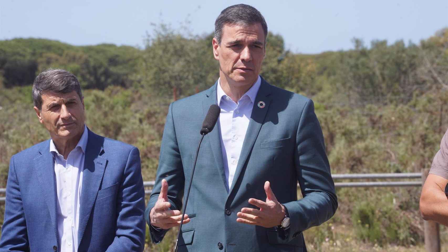 El presidente Pedro Sánchez, denuncia en Doñana la ley de regadíos de la Junta, el pasado abril.