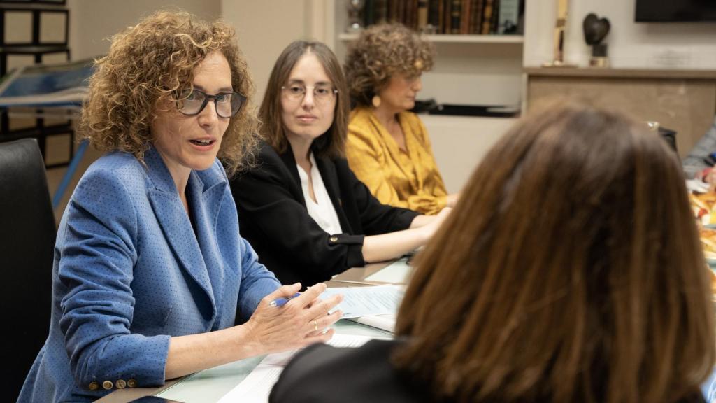 María Pastor, responsable de RSC y Transición Alimentaria de Carrefour España, y, detrás, Cristina Rodríguez, responsable de Sostenibilidad de Eroski.