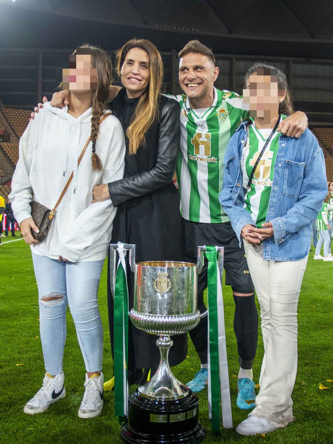 El jugador, con su mujer y sus hijas, en 2022.