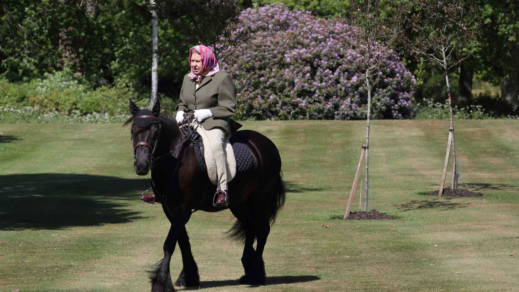 Isabel II, montando a caballo, en mayo de 2020.