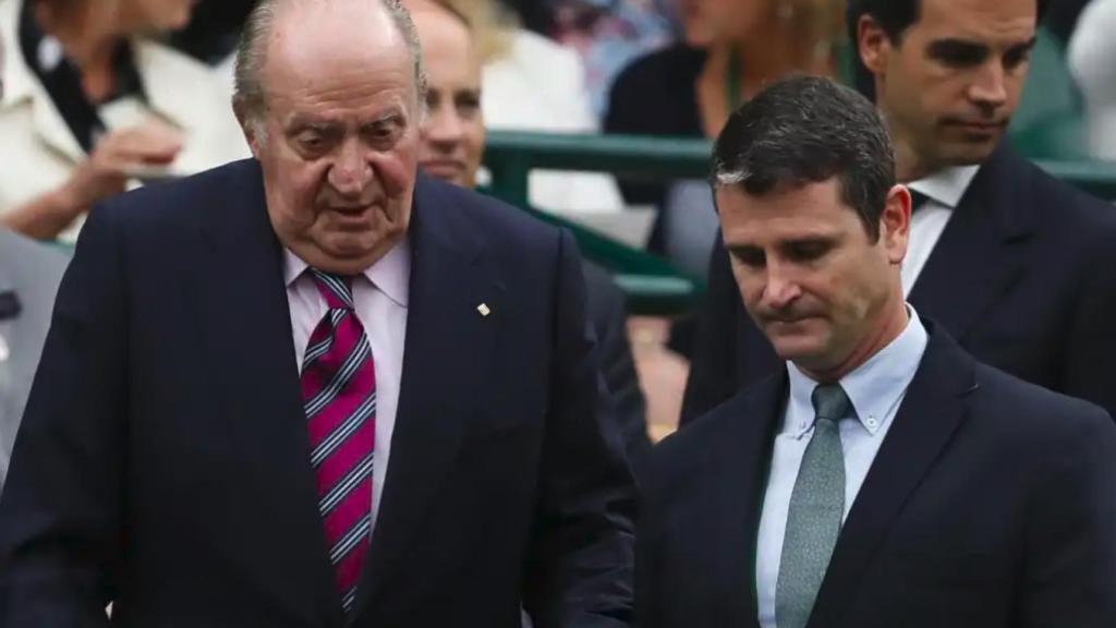 El rey emérito Juan Carlos y su jefe de seguridad, Vicente García-Mochales, en Wimbledon 2017.