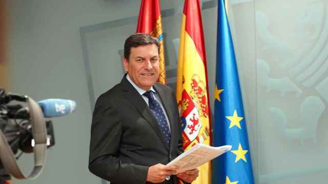 El consejero de Economía y Hacienda y portavoz, Carlos Fernández Carriedo, comparece en la rueda de prensa posterior al Consejo de Gobierno