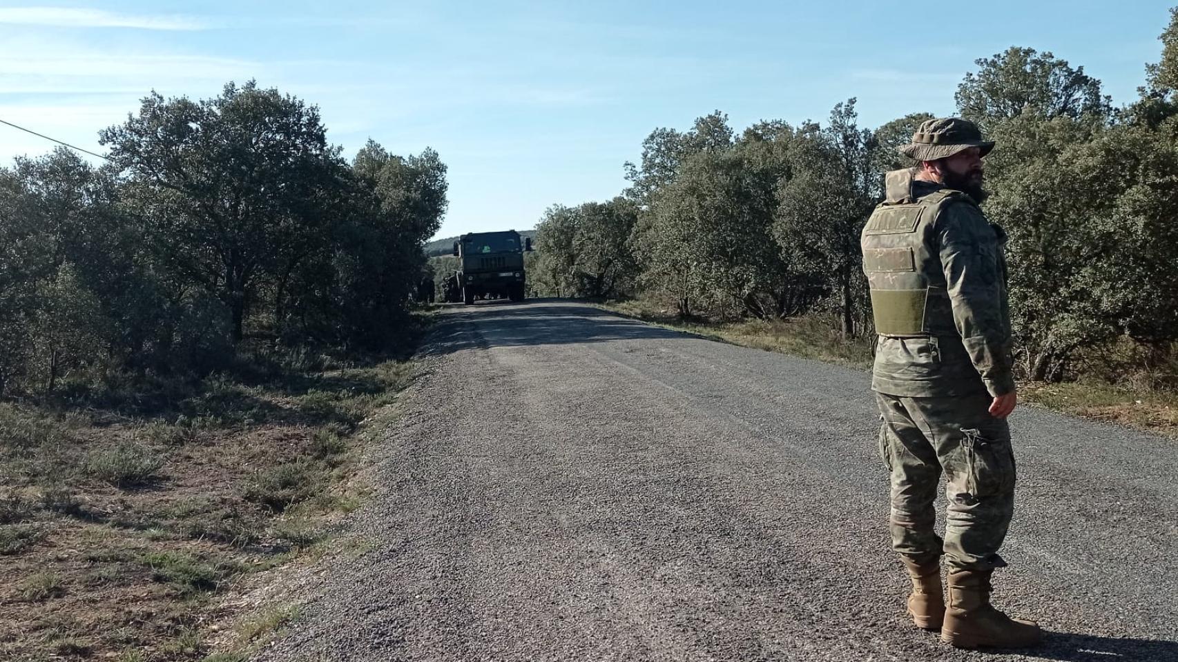 Imagen del accidente de un vehículo militar en una carretera de León