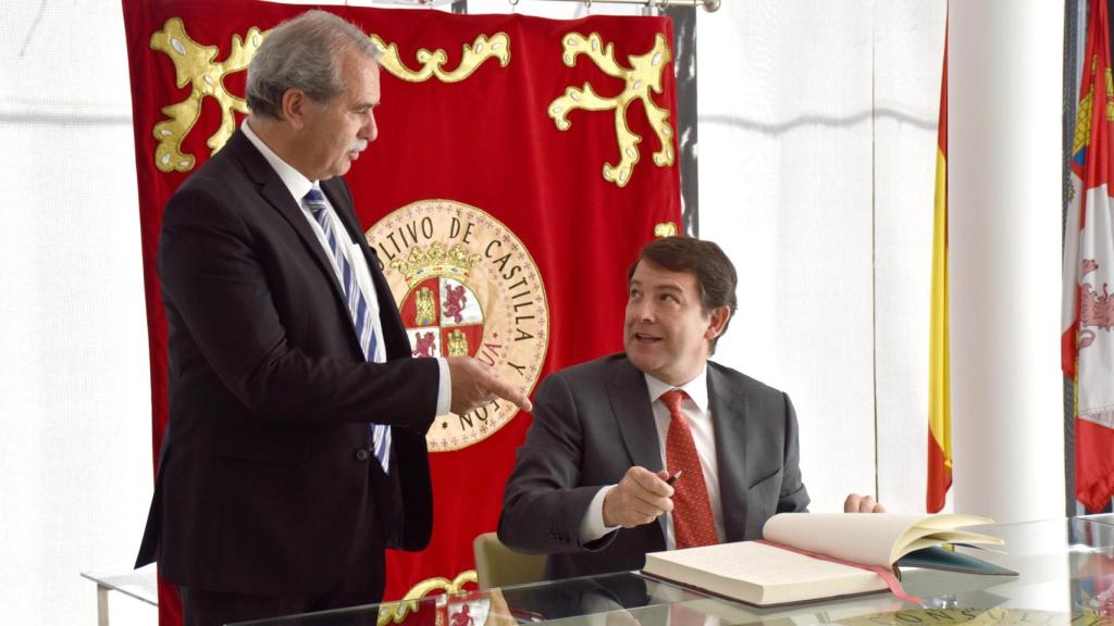 Mañueco firma en el libro de honor del Consejo Consultivo