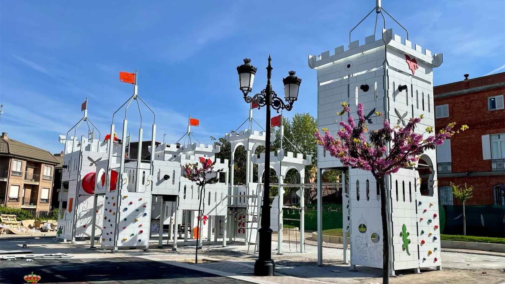 La nueva fortaleza instalada en el parque infantil de la Mota