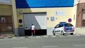 Un hombre la emprende a patadas con la puerta del depósito municipal de Zamora