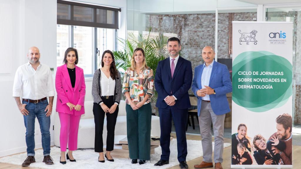 David Martí, maquillador y artista de efectos especiales de cine español, ganador de un Premio Oscar; Yolanda Gilaberte, presidenta de la Academia Española de Dermatología y Venereología (AEDV); Sandra Ros, psicóloga adjunta del Servicio de Dermatología del Hospital de la Santa Creu i Sant Pau; África Luca de Tena, paciente, directora de comunicación y cofundadora de la Asociación de Afectados por la dermatitis atópica (AADA); Nuno Brás, director general de Leo Pharma Iberia, y Alipio Gutiérrez, vicepresidente de ANIS.