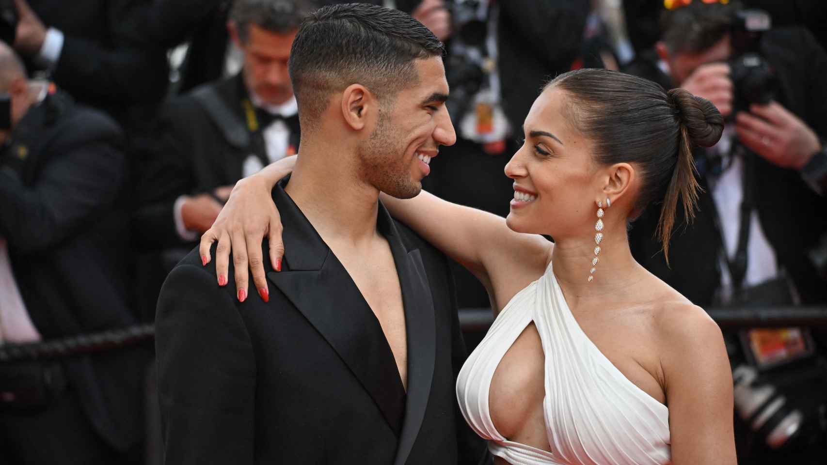 Achraf Hakmi e Hiba Abouk, en la alfombra roja del Festival de Cannes 2022.