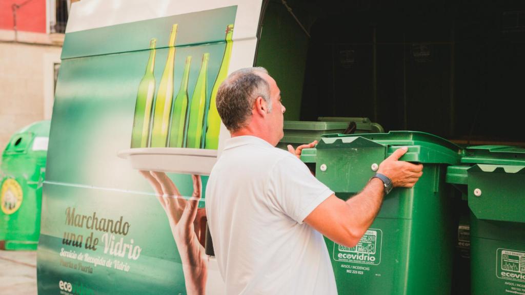 Imagen de un hostelero descargando su contenedor de vidrio.