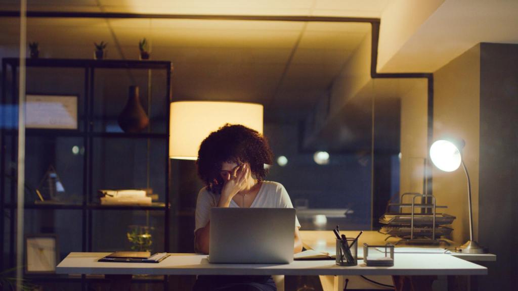 Imagen de archivo de una mujer en pleno proceso de 'burnout' mientras trabaja.