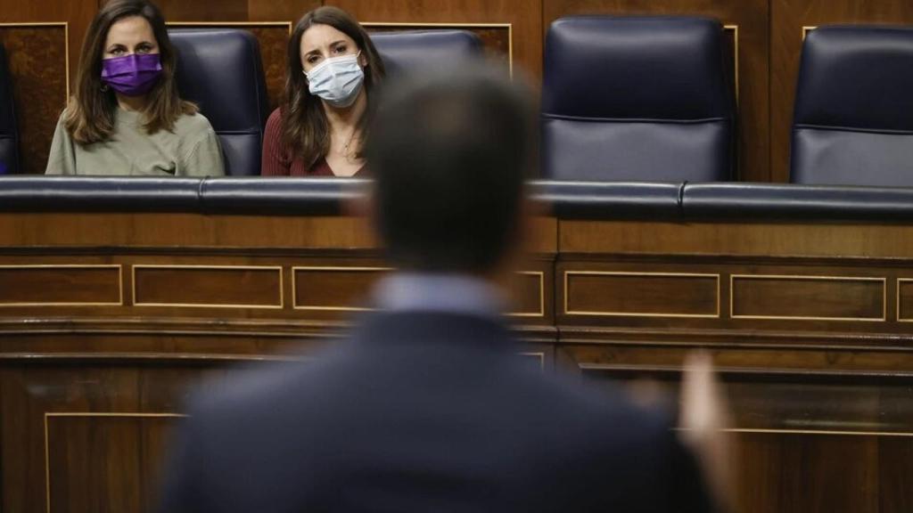 Irene Montero y Ione Belarra, en el Congreso, ante un discurso de Pedro Sánchez.