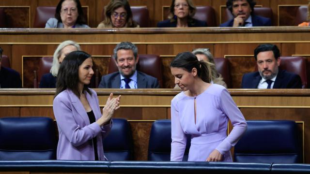 La ministra de Igualdad, Irene Montero, regresa a su escaño tras intervenir en el debate de este jueves.