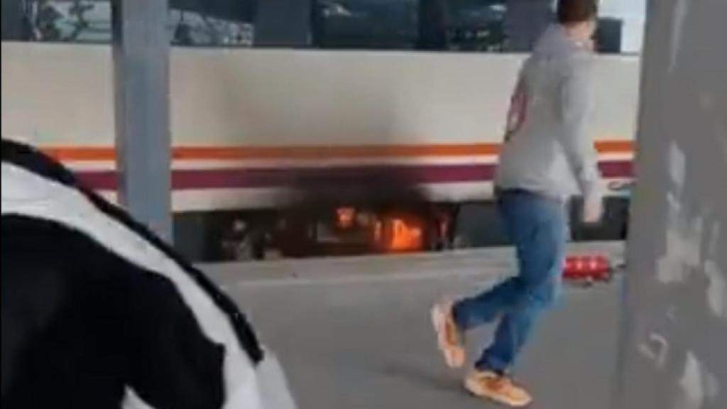 Imagen del incendio en el tren de media distancia que salía de Madrid con destino Extremadura.