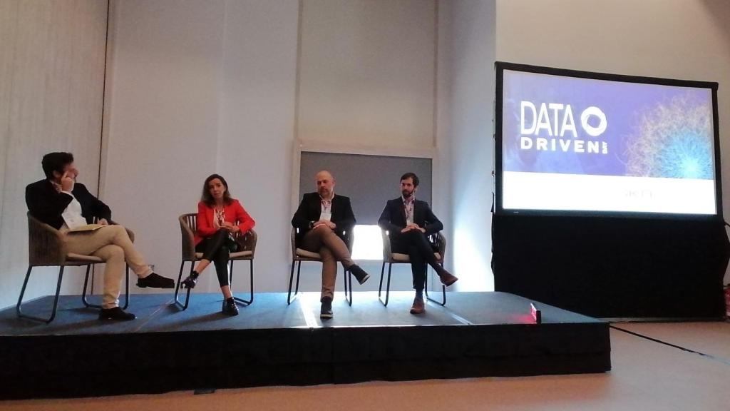 Marian de la Peña Cadenato, CDO en Ignis Energía; Javier García Vizcaino, director de Aplicaciones en Acciona; Álvaro Sánchez Apellániz, director de Datos y Analítica en Cosentino, durante la mesa redonda “Cómo revoluciona machine learning a toda la cadena de suministro: ¿todos los procesos son susceptibles de ser analizados?”, moderada por José de la Espada, analista de EDP Energía (a la izquierda).