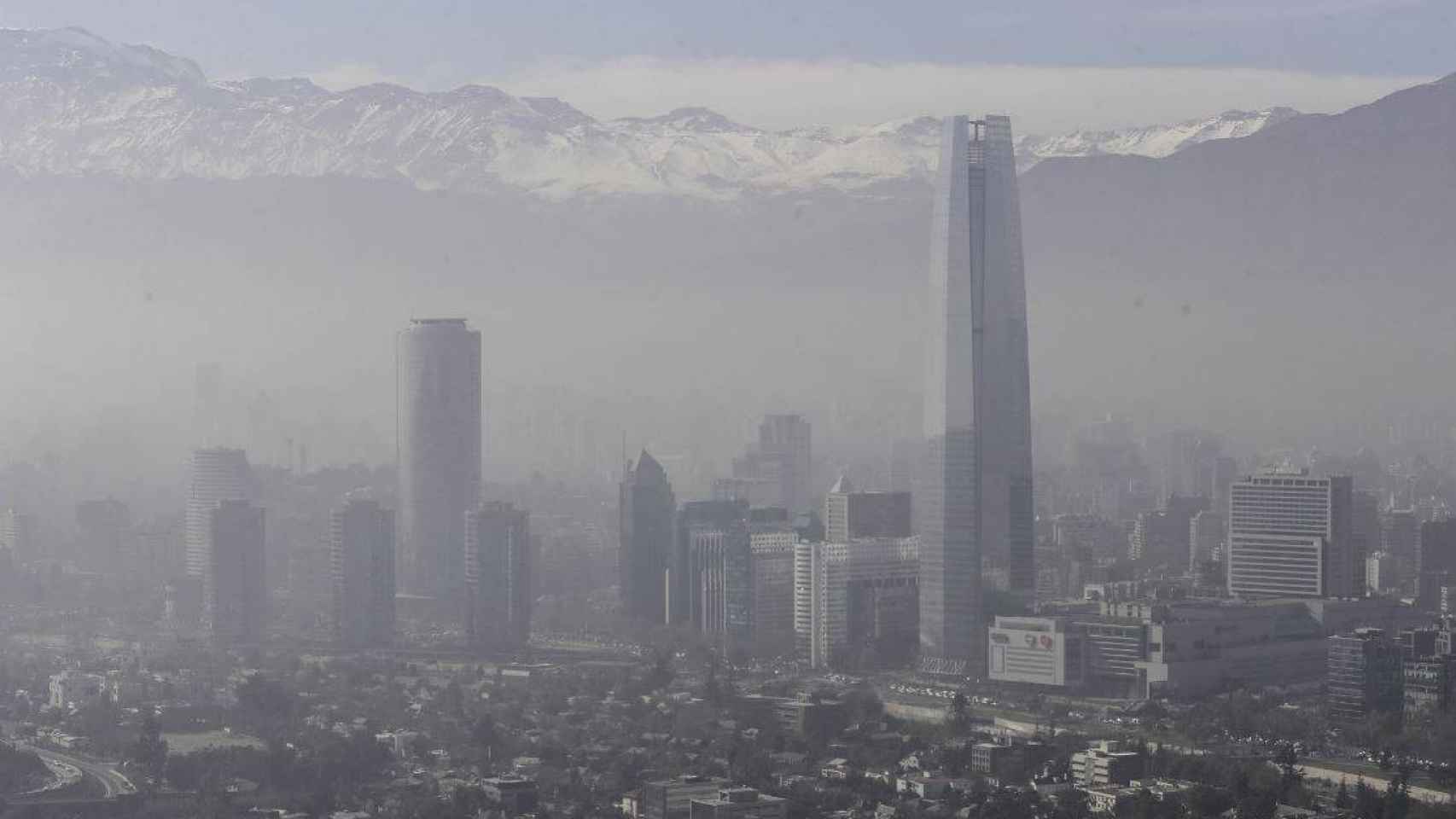 Imagen de la nube de contaminación que rodea a Santiago de Chile.
