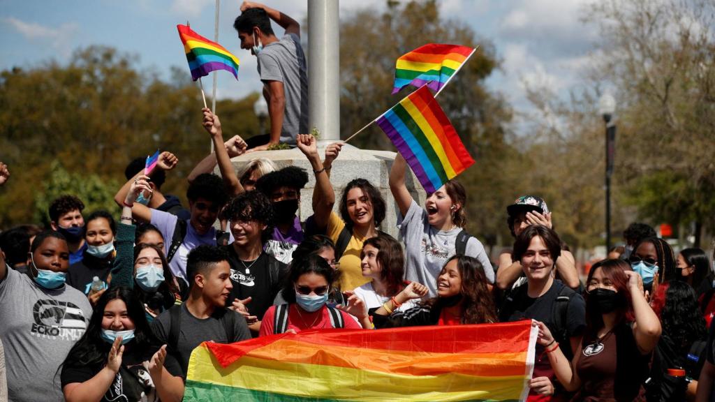 Estudiantes convocan una protesta LGTBI en Florida contra las políticas de Ron DeSantis.