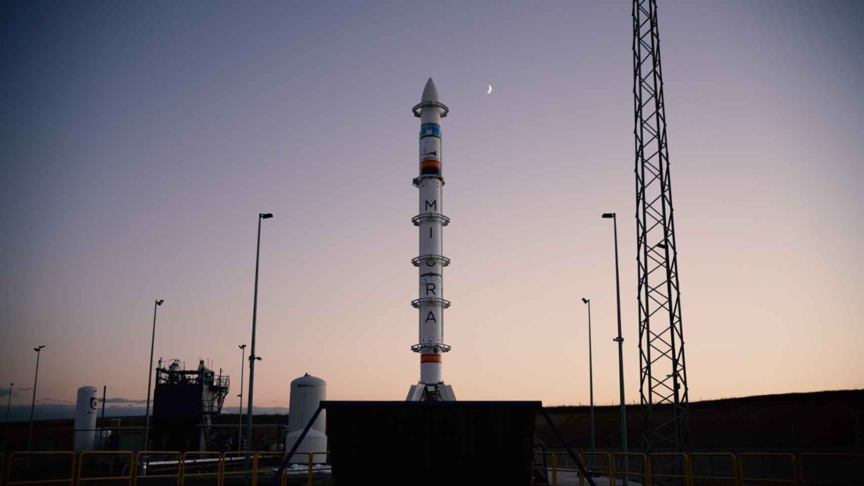 El cohete Miura 1 en la plataforma de lanzamiento