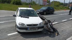 Accidente entre un ciclomotor y un coche en Oleiros.