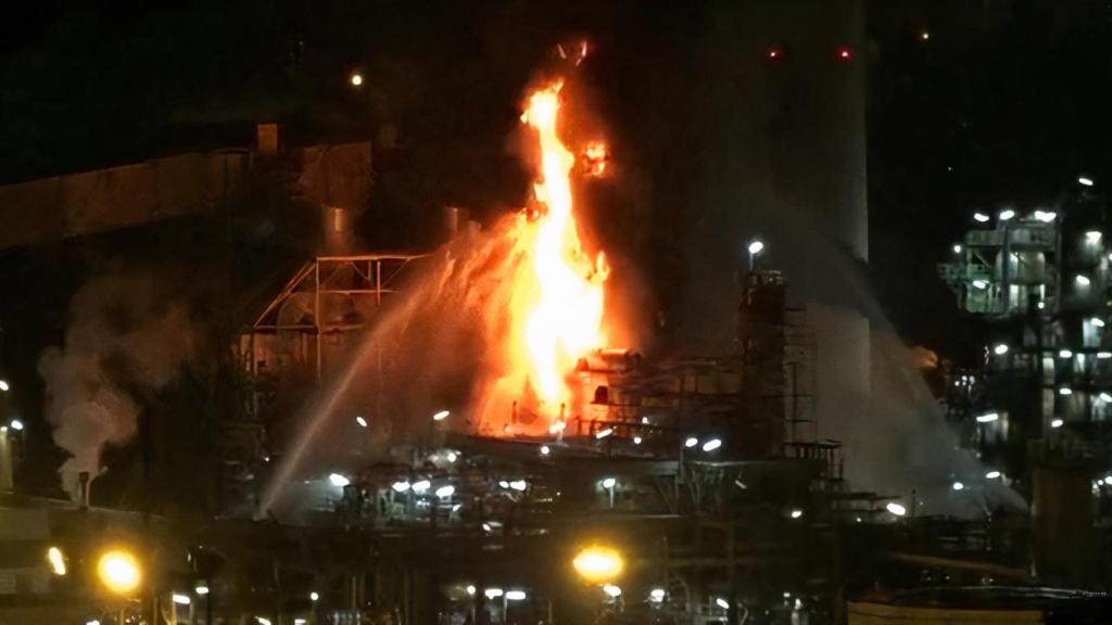 Incendio en la refinería de A Coruña.