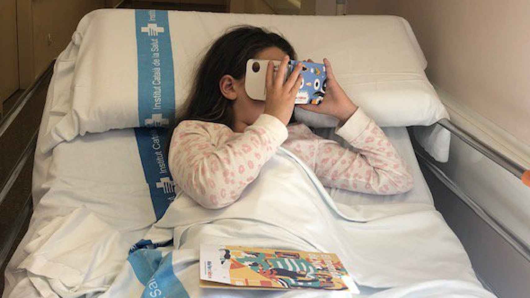 Una niña utiliza las gafas de realidad virtual de la startup Nixi for Children.