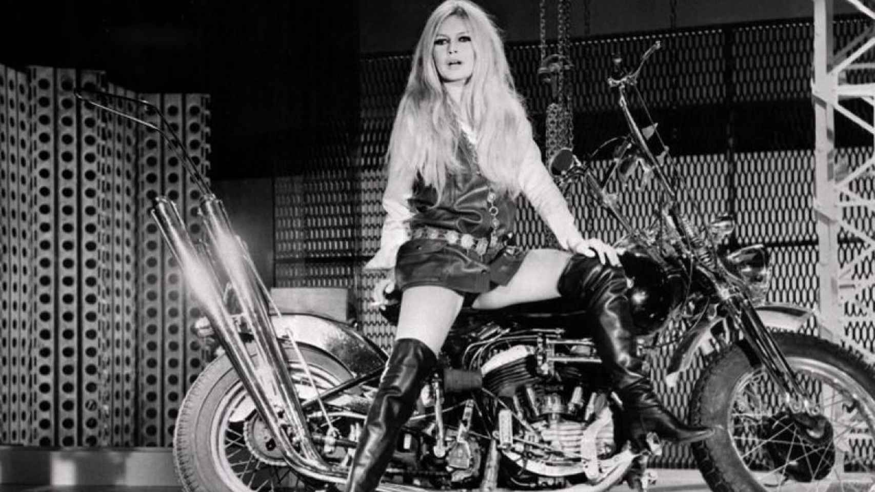 Brigitte Bardot, modelo original para Barbarella, motera en minifalda.