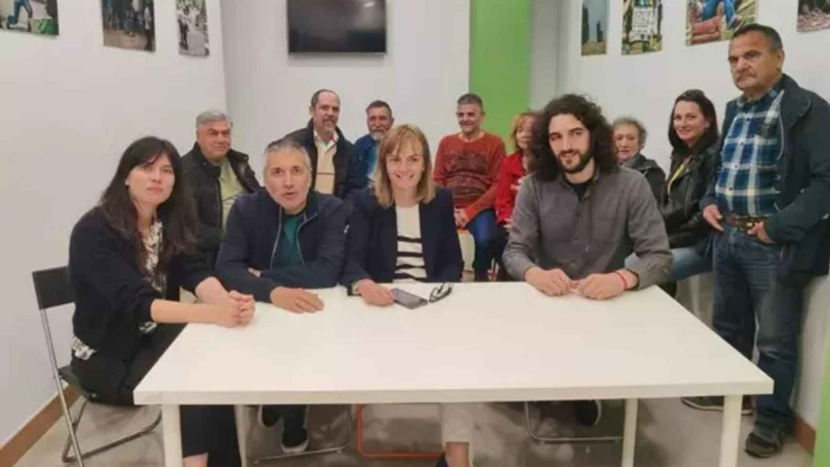 Covadonga Tomé, en el centro, rodeada de otros miembros de la candidatura, en la sede de Podemos en Gijón.