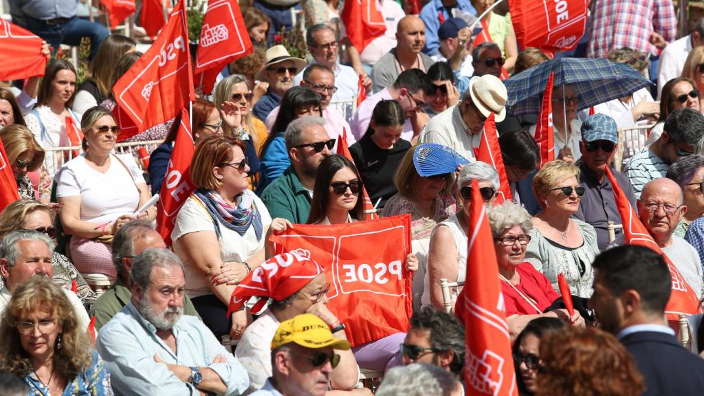 El público asistente al acto temperaturas que no son normales, en palabras del propio Sánchez.