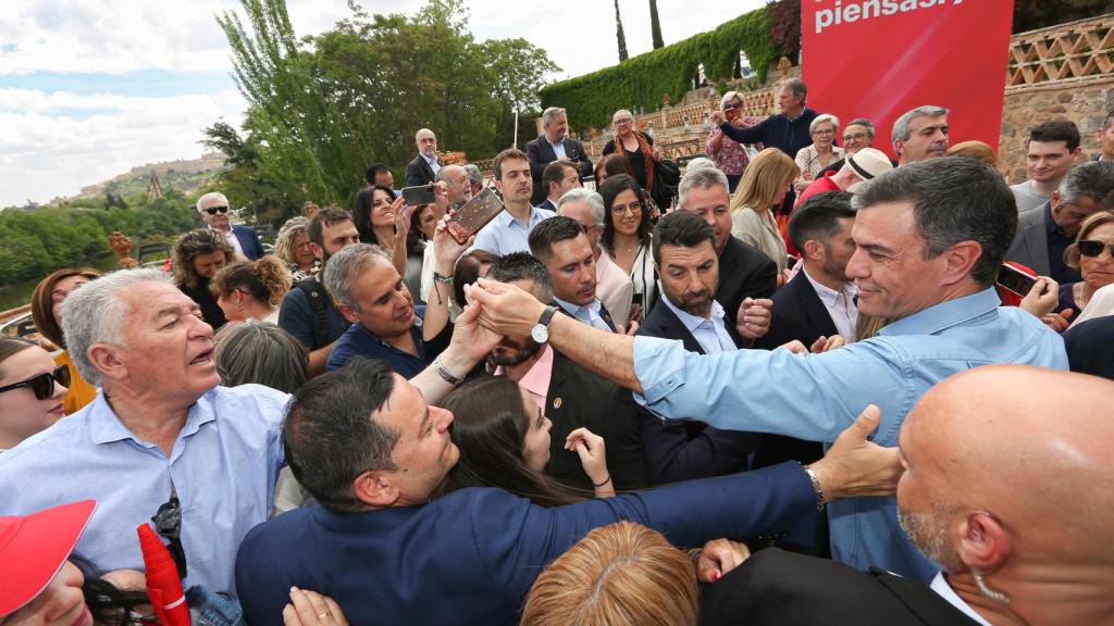 Pedro Sánchez saluda a algunos simpatizantes del PSOE en Toledo.