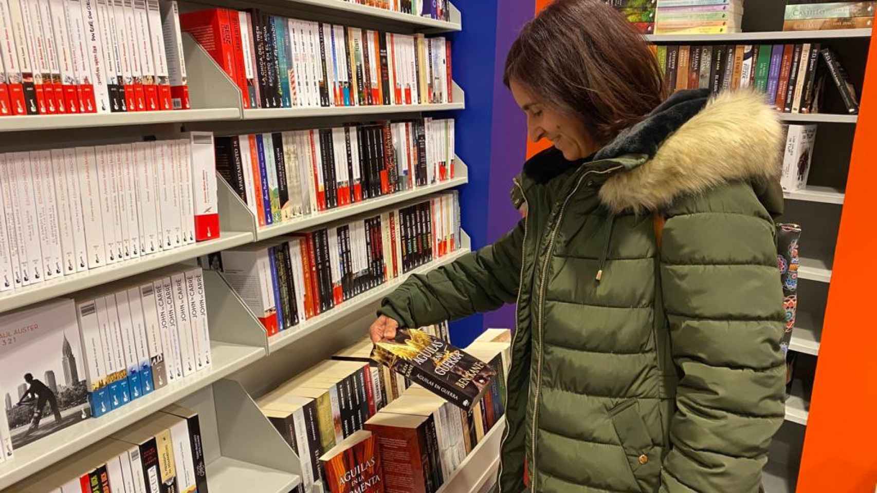 Una lectura consulta un libro en una librería