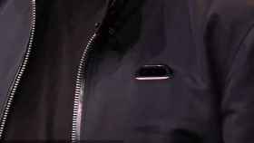 Dispositivo de Humane en el bolsillo de la chaqueta de Chaundri.