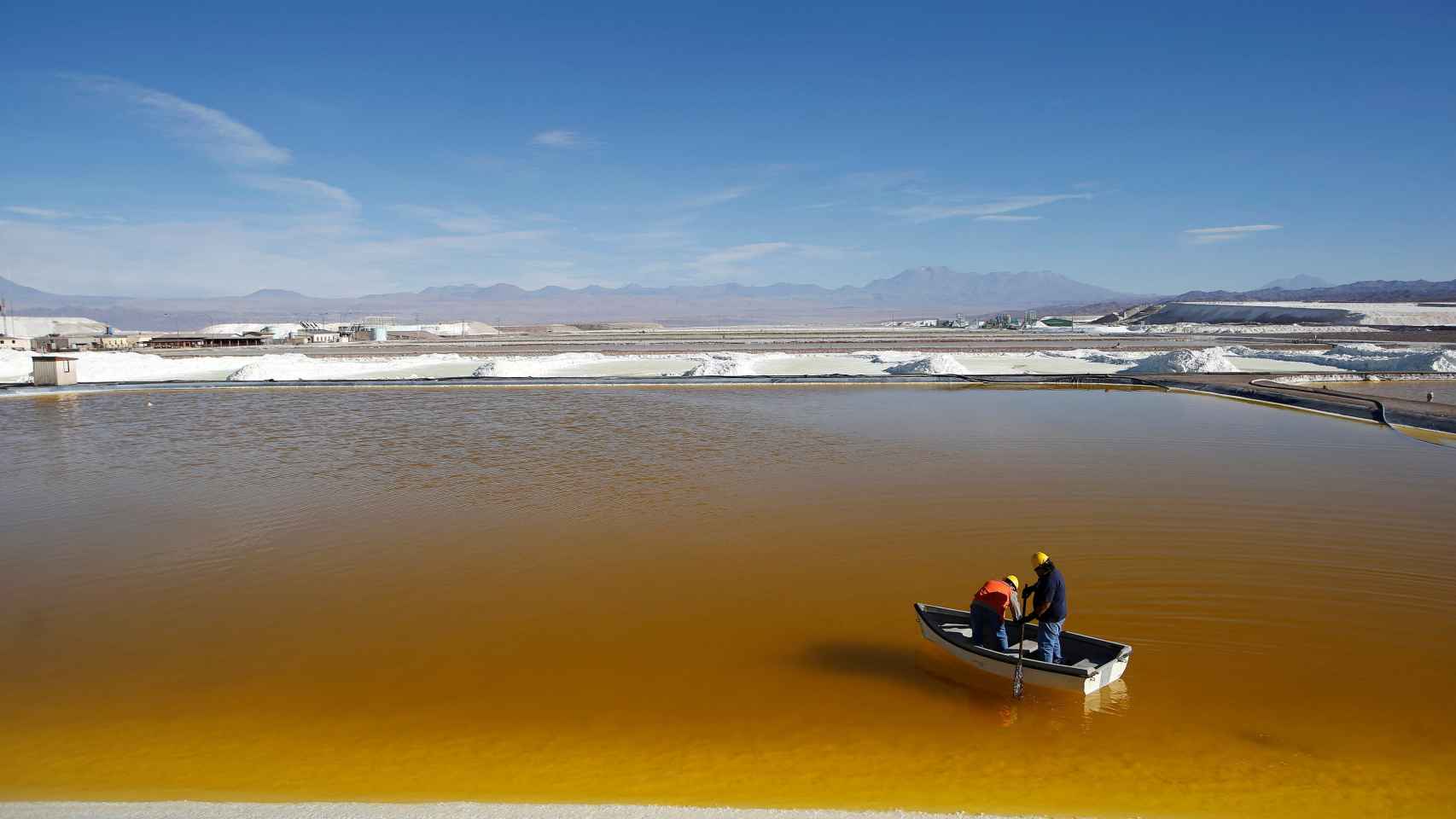 Una piscina de salmuera en la planta de Rockwood Lithium, en el salar de Atacama al norte de Chile.